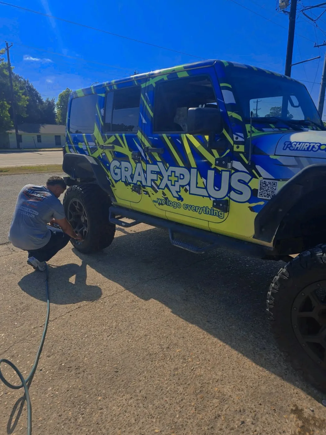 Miami Wholesale Tires technician servicing a Jeep wheel